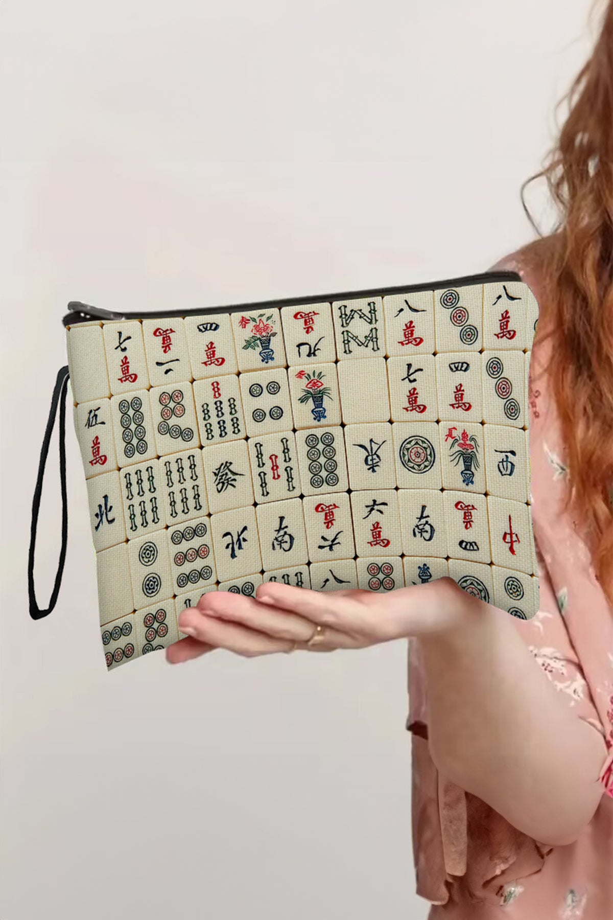 Neceser de lona con estampado de motivos de Mahjong sobre fondo blanco