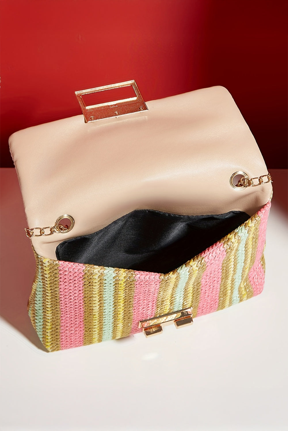 Bolso de hombro tejido a rayas rosas con solapa y correa de cadena