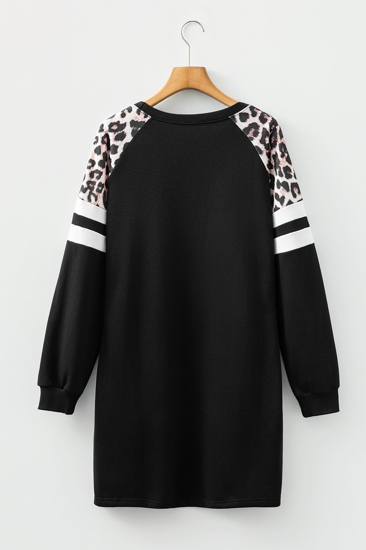 Vestido tipo sudadera estilo universitario con mangas raglán, estampado de leopardo negro y diseño de parches