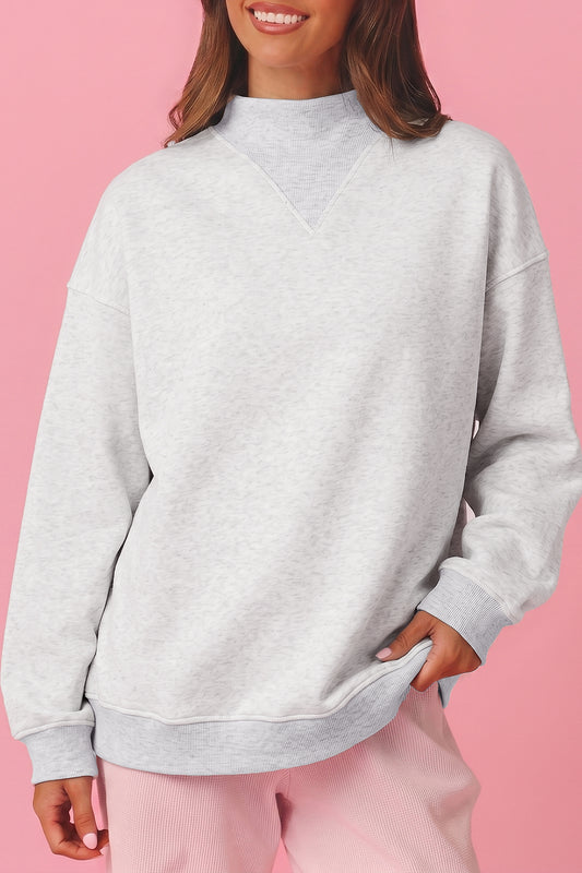 Sudadera gris claro de cuello alto con puños y bajo acanalados