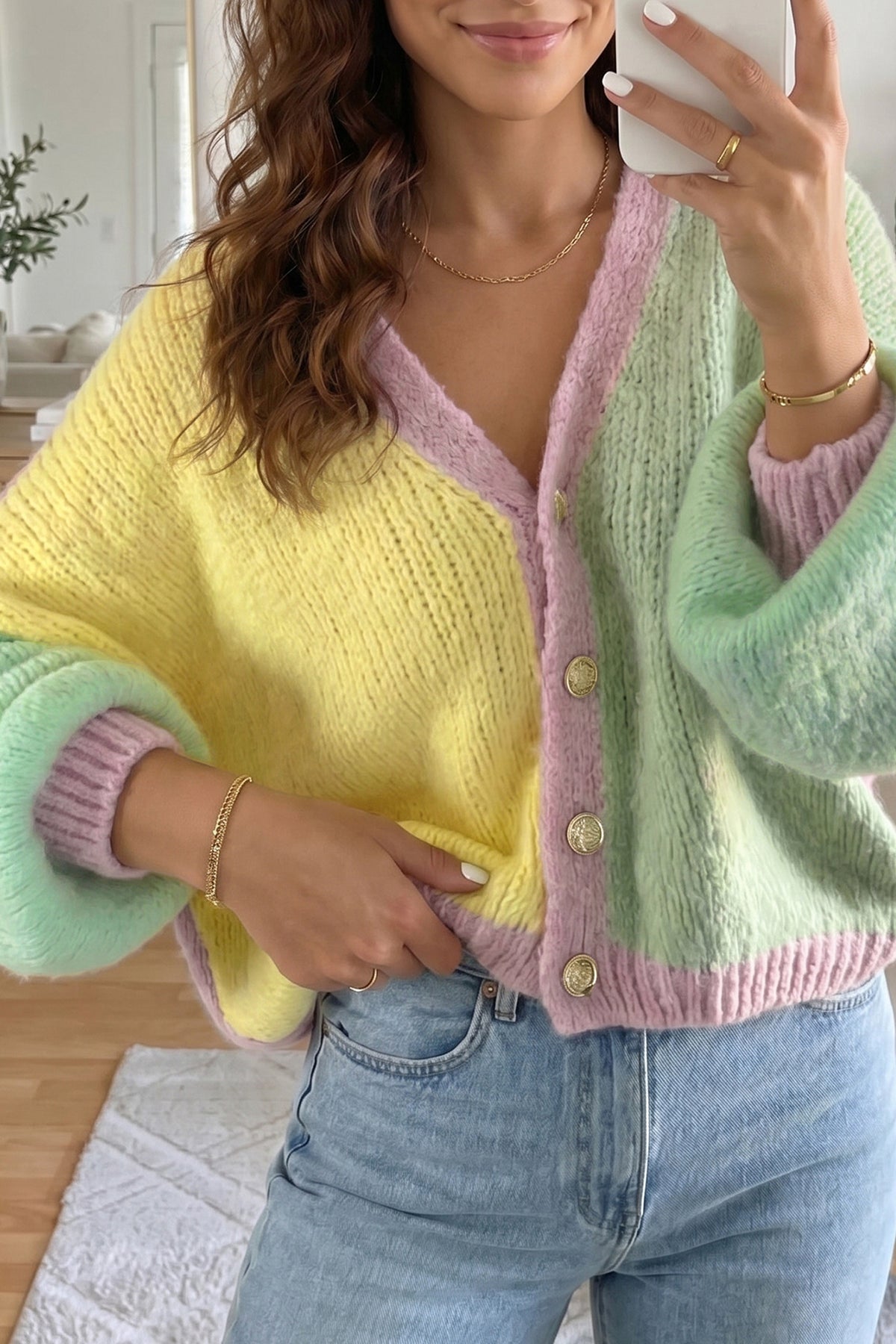 Cárdigan de punto amarillo con cuello en V, hombros caídos, diseño de paneles y lavado estándar.