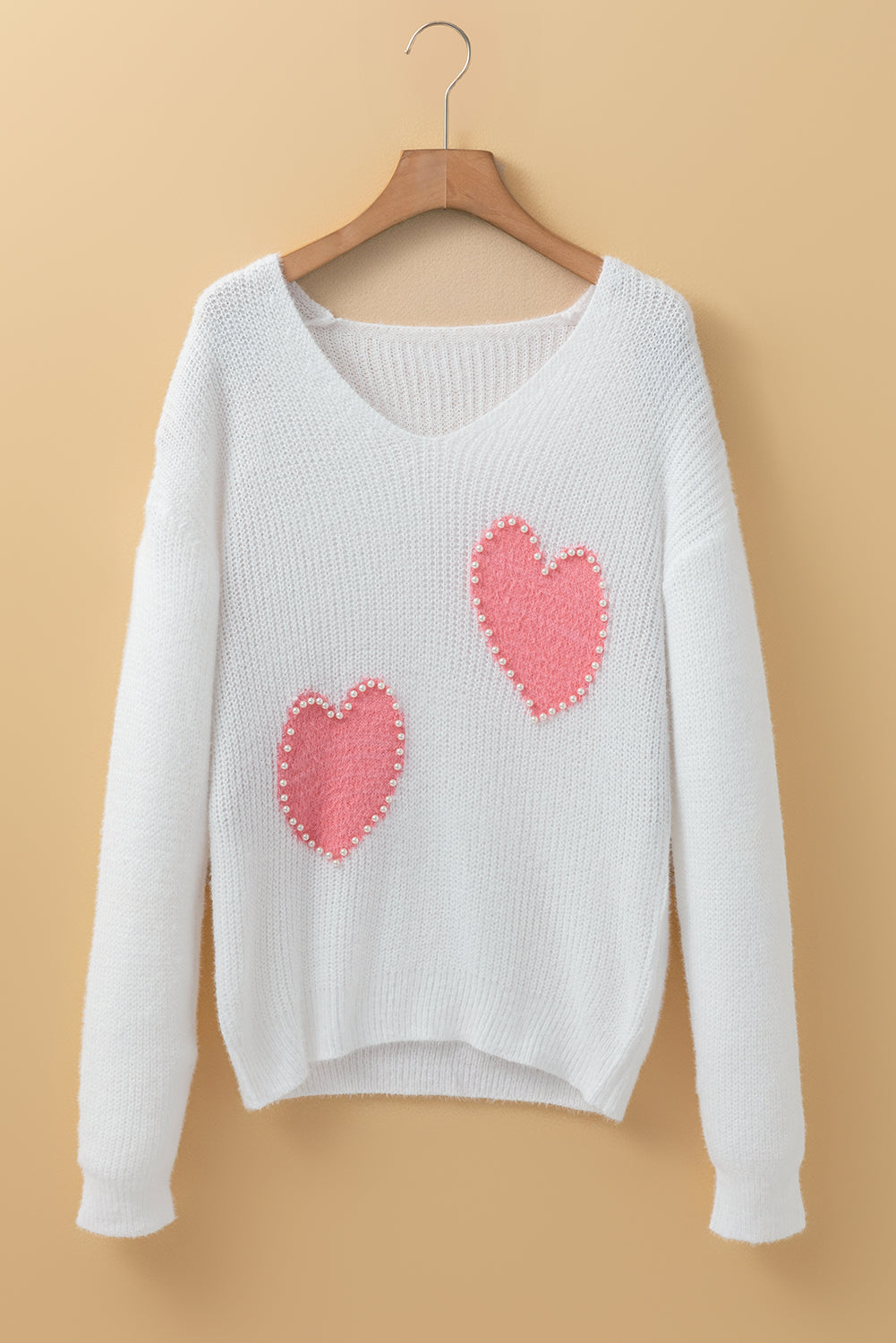 Suéter peludito con cuello en V y diseño de corazón de cuentas de perla blanca