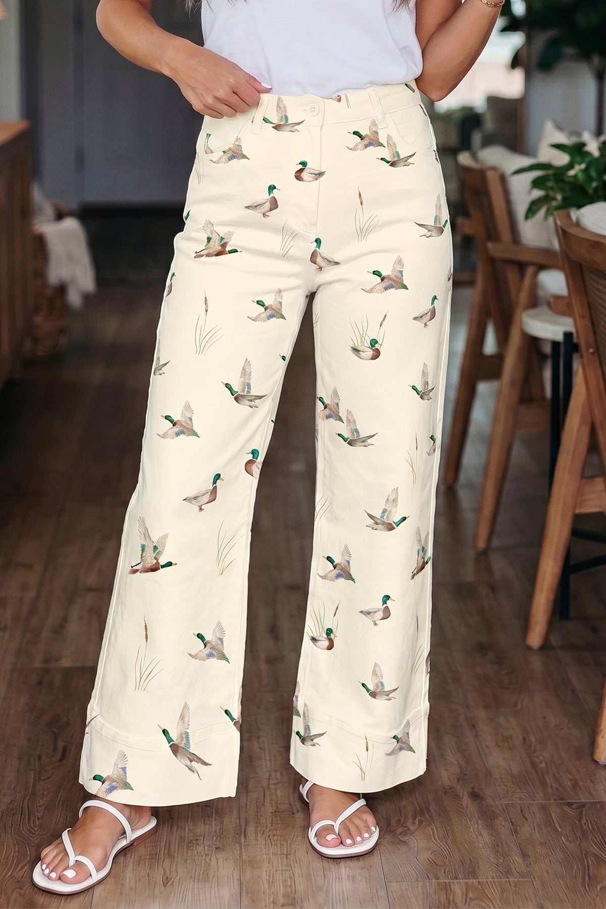 Vaqueros beige elegantes con estampado de patos y bajo con puños