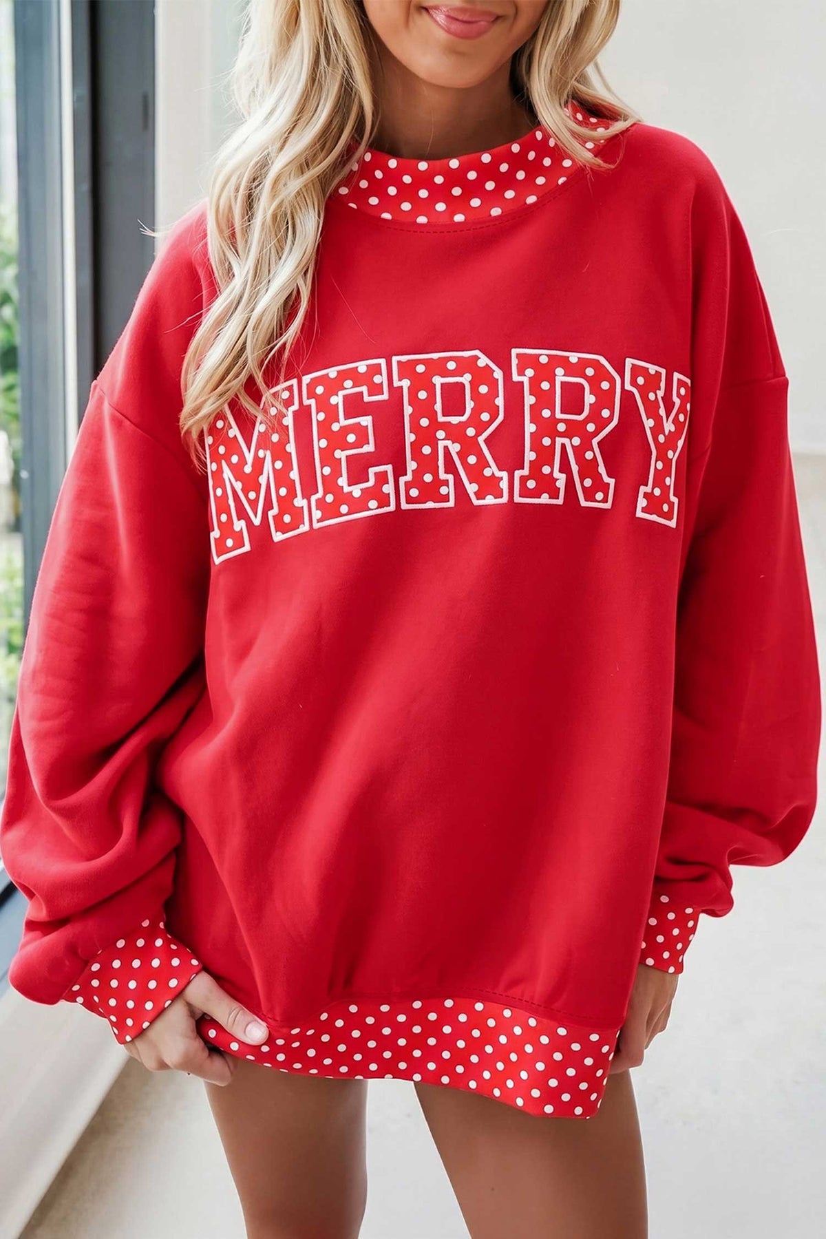 Sudadera rojo intenso con estampado de letras y lunares, cuello perkins y ribetes en contraste