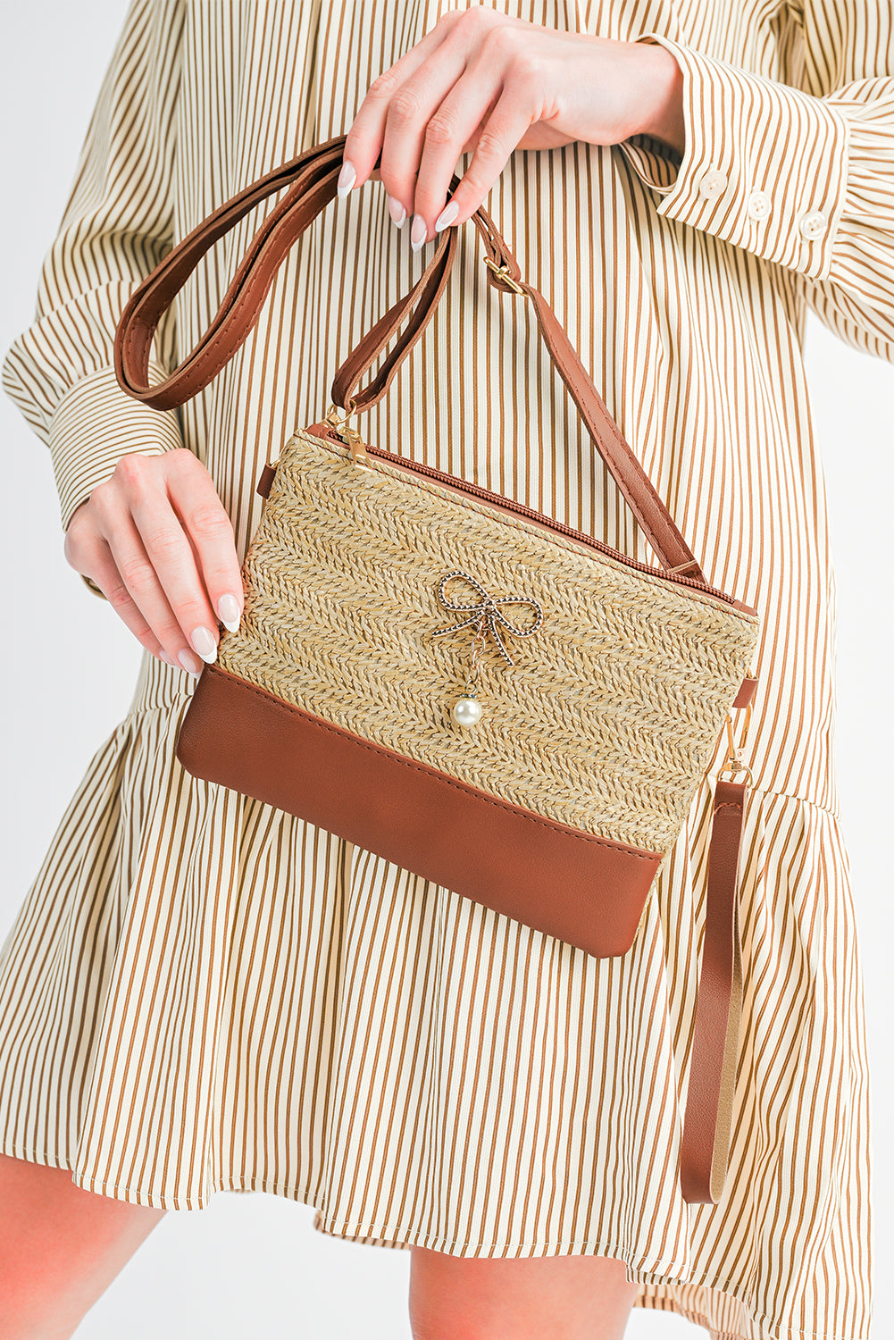 Bolso bandolera de paja y piel sintética con parche, lazo beige y detalle de perlas