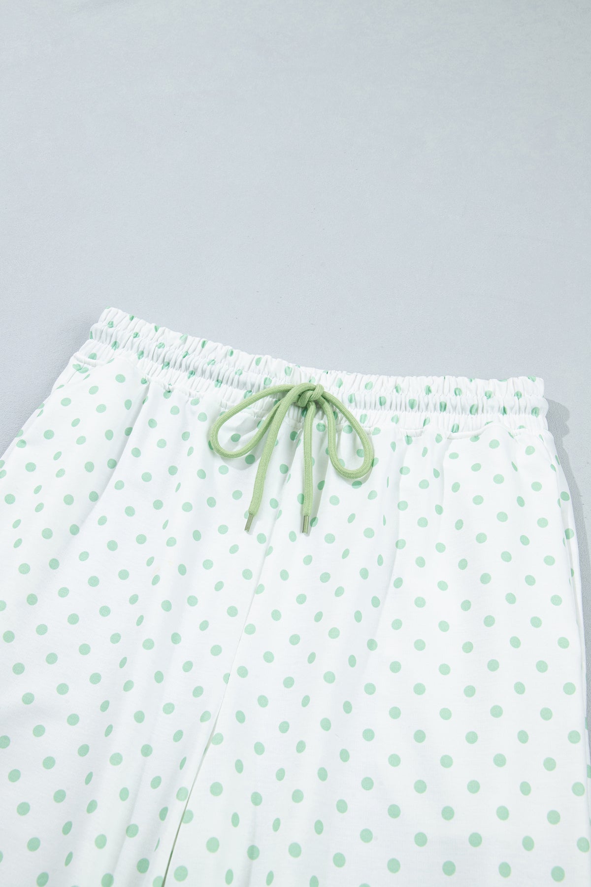 Conjunto casual de dos piezas con pantalón y manga larga, estilo patchwork y bloques de color, en color caqui con estampado de lunares.