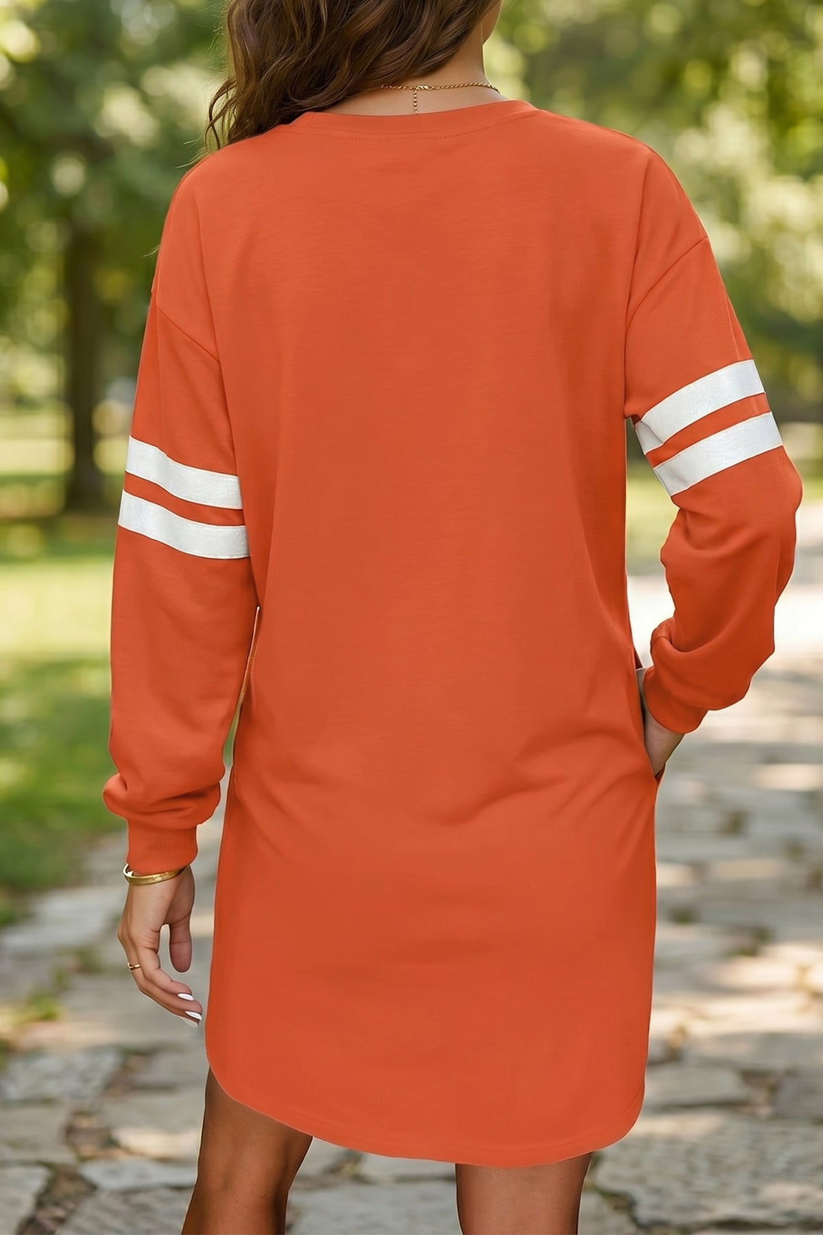 Vestido tipo sudadera de corte recto en azul celeste con mangas en contraste y acabados de canalé