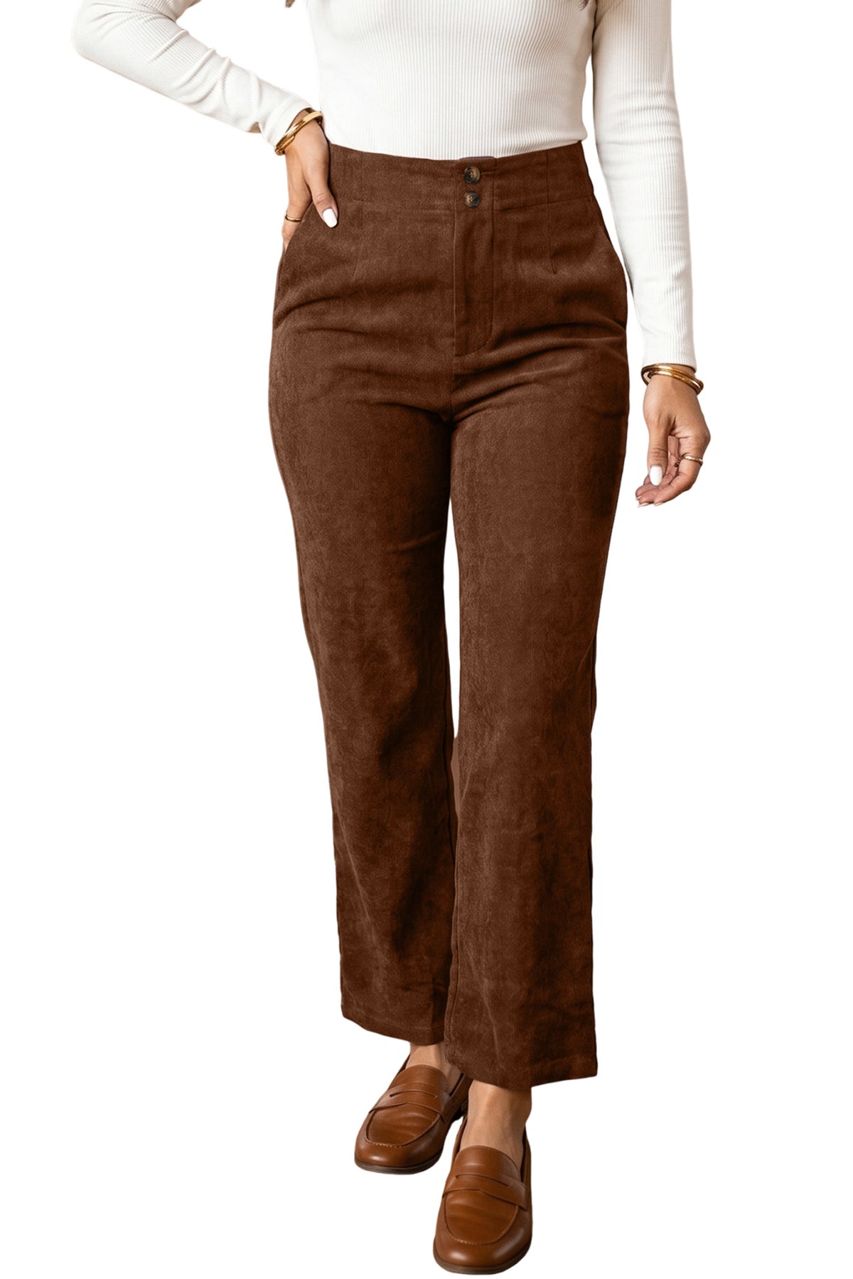 Pantalones de pana color café, de corte recto, largo al tobillo y cintura elástica.