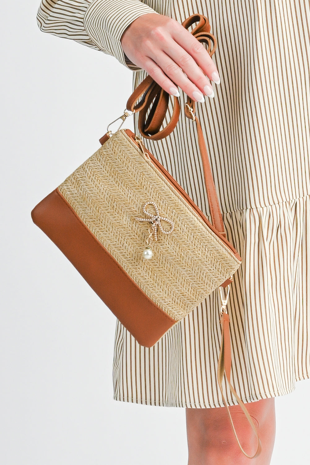 Bolso bandolera de paja y piel sintética con parche, lazo beige y detalle de perlas