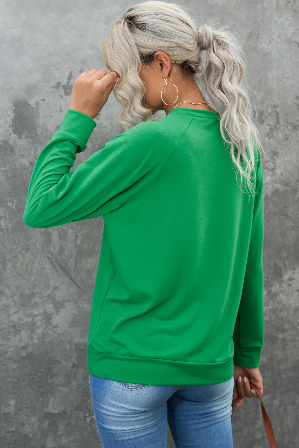 Sudadera de manga raglán con gráfico de corazón y trébol verde de la suerte
