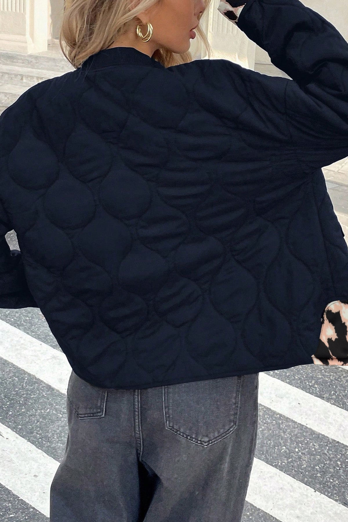 Chaqueta acolchada estilo retro negra con botones y puños con estampado de leopardo