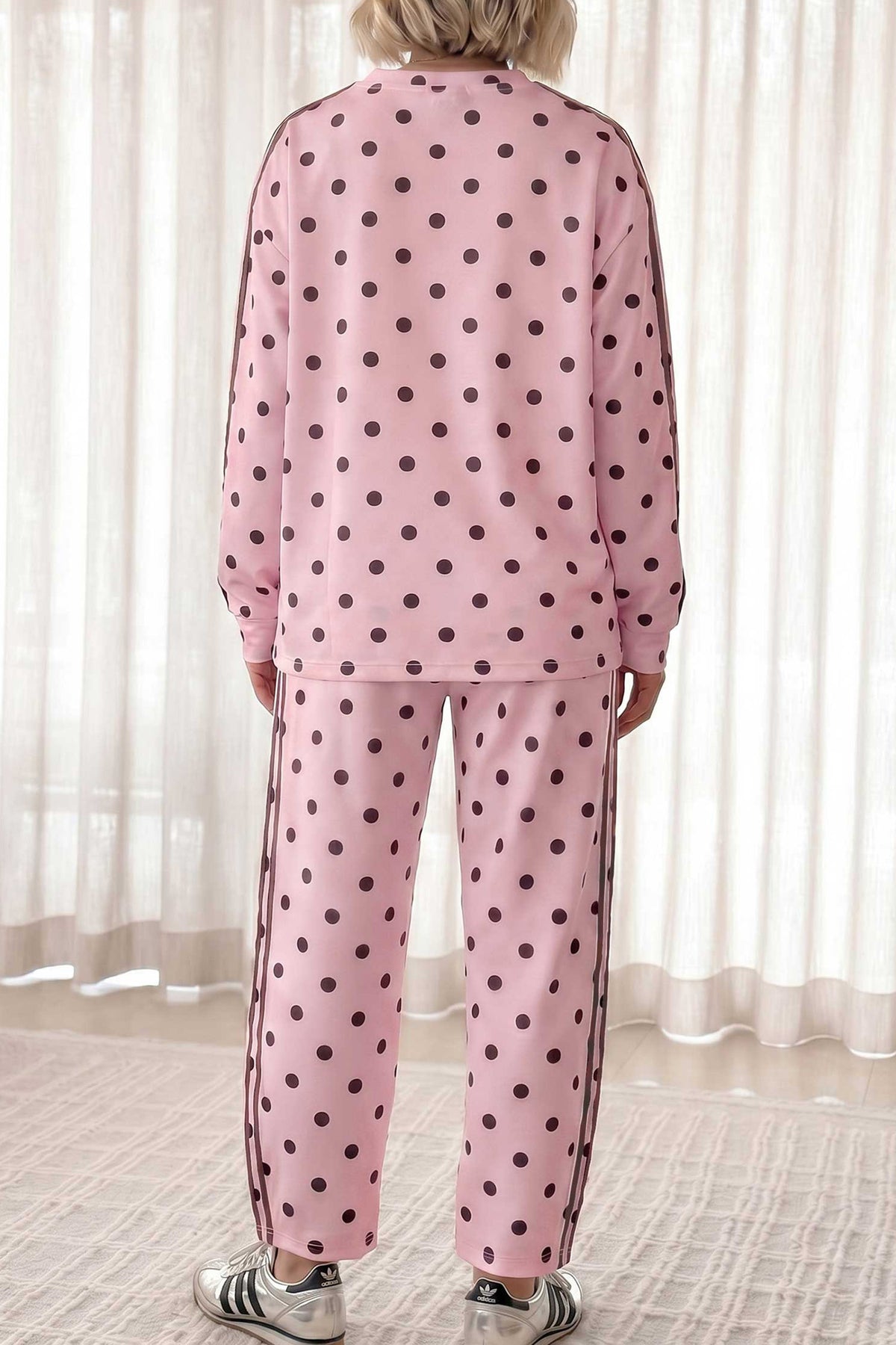 Conjunto de pantalón casual y blusa de manga larga marrón con estampado de lunares y detalle de franja lateral.