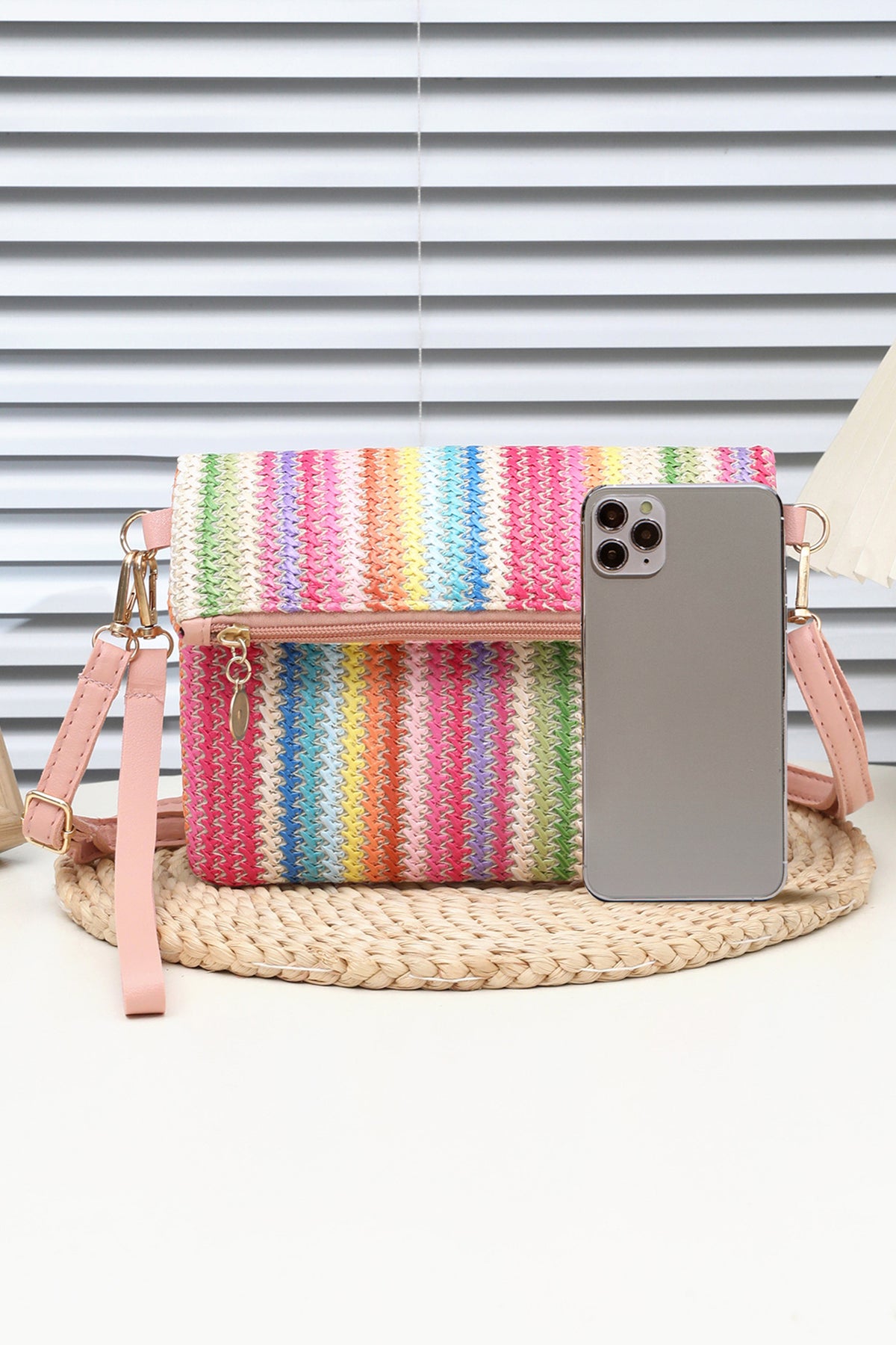 Bolso de hombro tejido en paja con diseño de margarita blanca, cierre de cremallera, diseño plegable y botón magnético.
