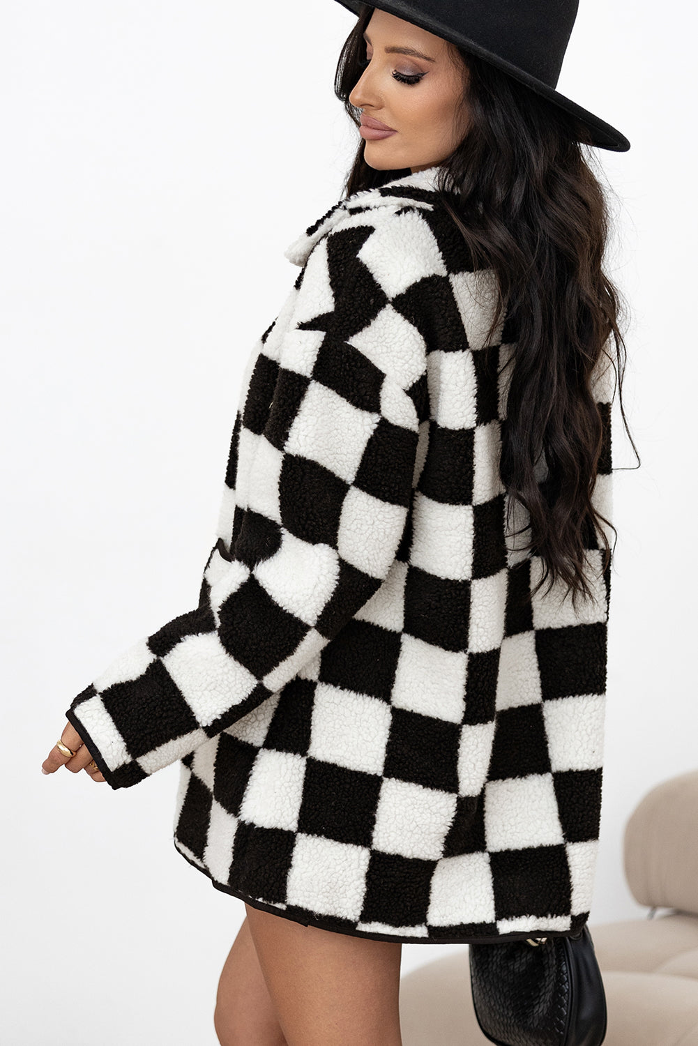 Chaqueta de forro polar negra a cuadros con cuello, botones y bolsillos laterales