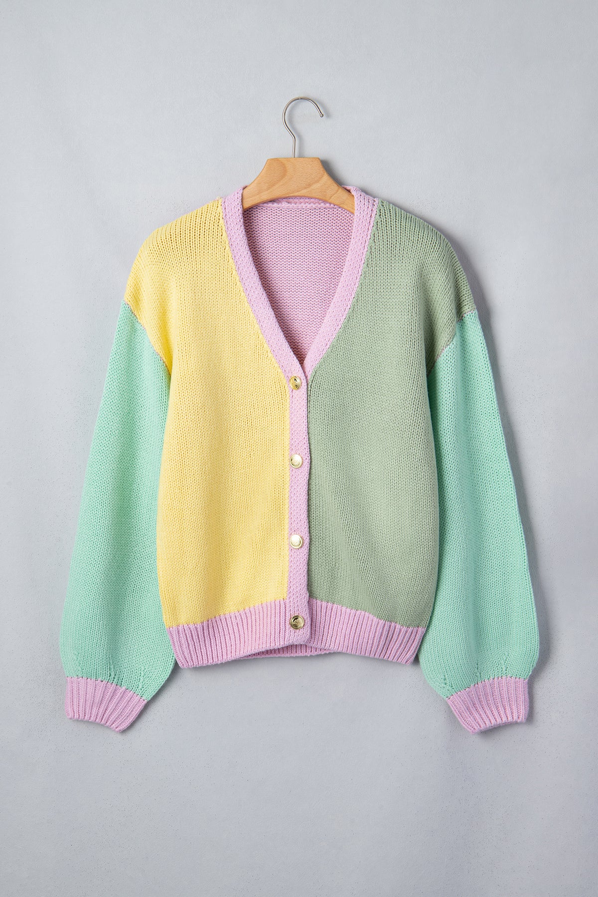 Cárdigan de punto amarillo con cuello en V, hombros caídos, diseño de paneles y lavado estándar.