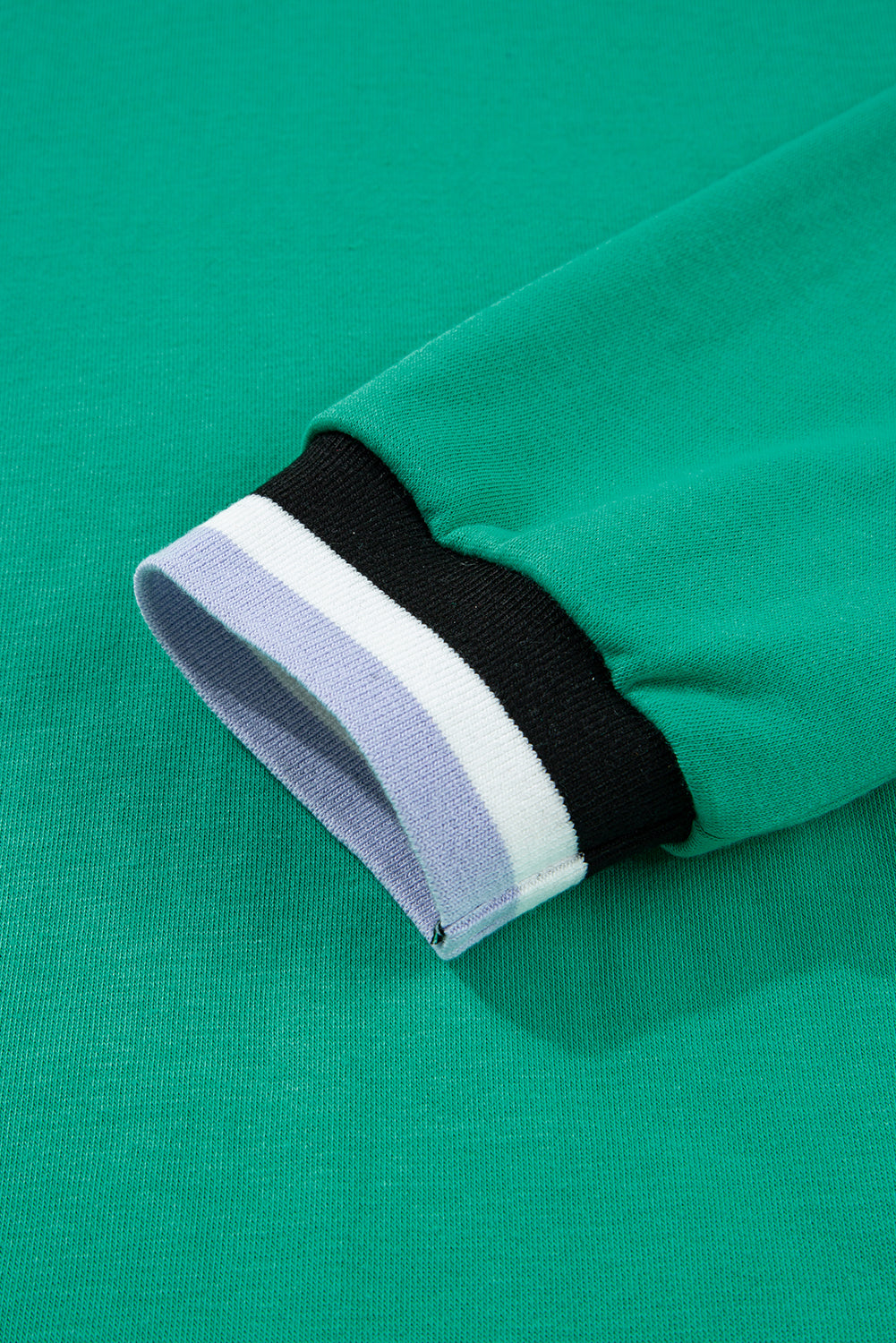 Vestido tipo camiseta de manga larga y cuello en V, color verde menta, estilo universitario con rayas en contraste y bolsillos.