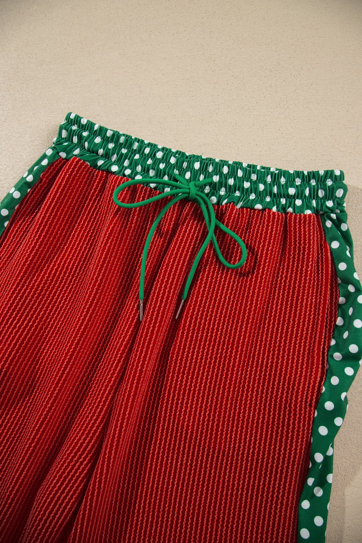Conjunto de 2 piezas rojo y acogedor de manga larga: pantalón y top con diseño de parches acanalados y detalles de lunares.