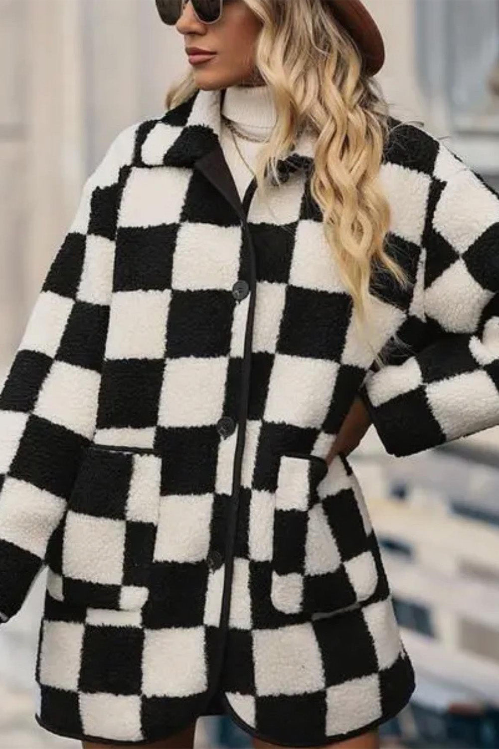 Chaqueta de forro polar negra a cuadros con cuello, botones y bolsillos laterales