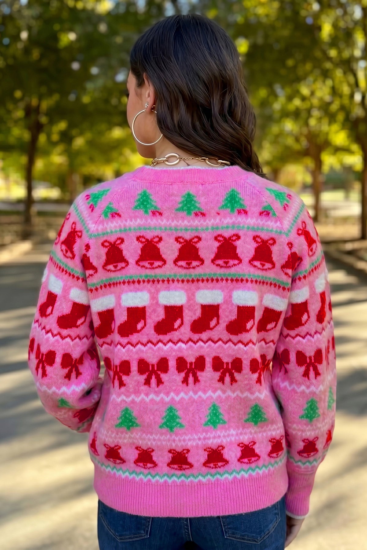 Suéter de punto rosa con cuello redondo y estampado navideño