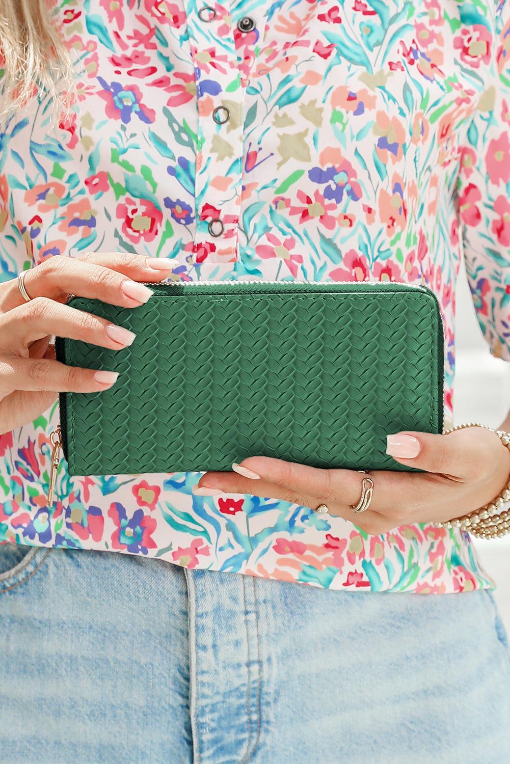 Cartera larga con cremallera perimetral, textura trenzada y color verde negruzco