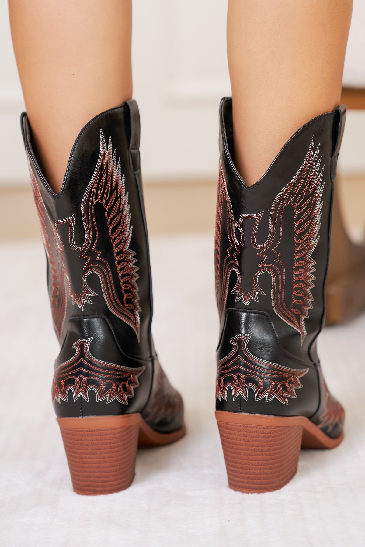 Botas de piel sintética negra estilo western con bordado de águila
