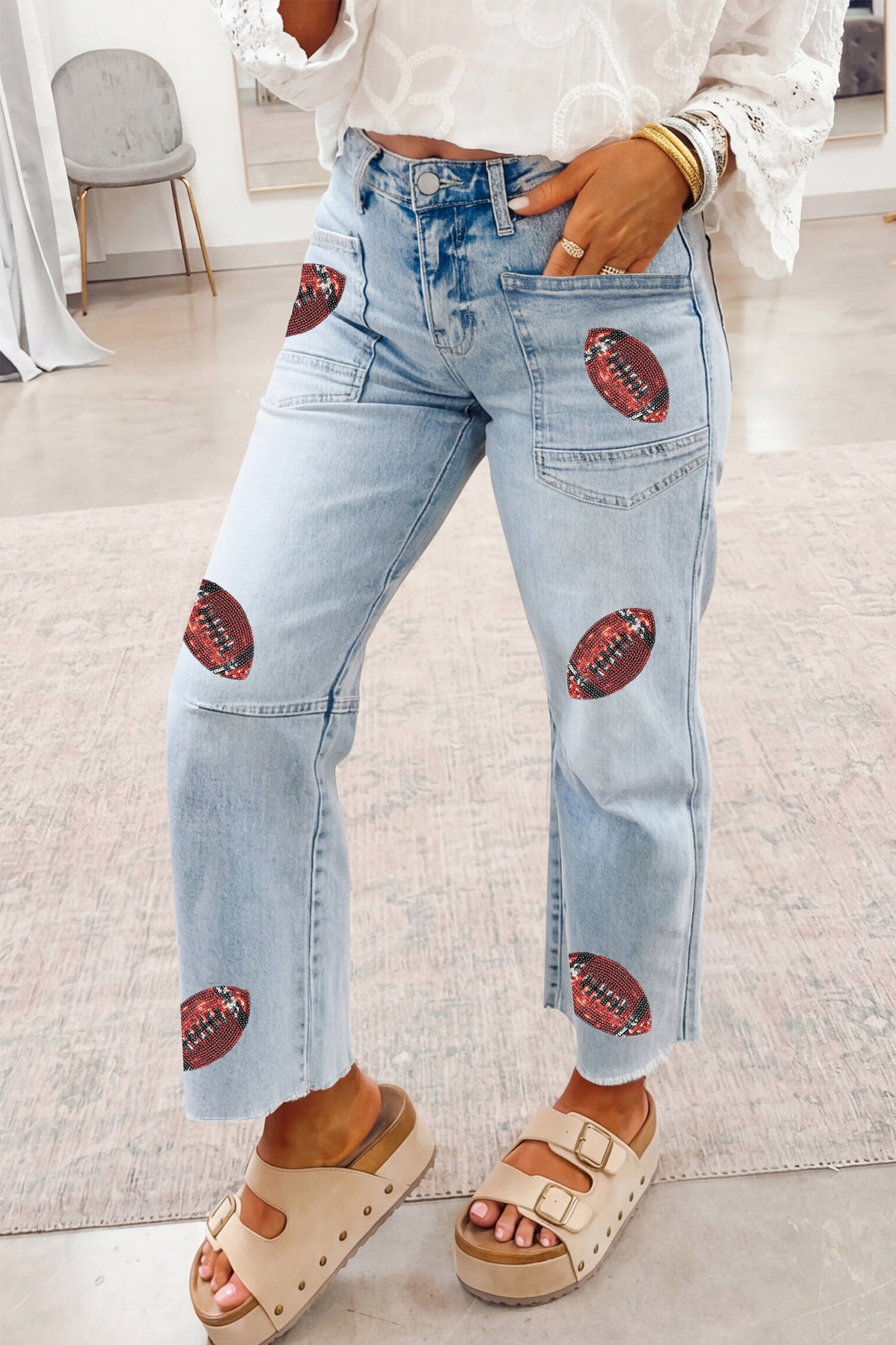 Vaqueros casuales Beau Blue con lentejuelas, estampado de rugby y bajo sin rematar