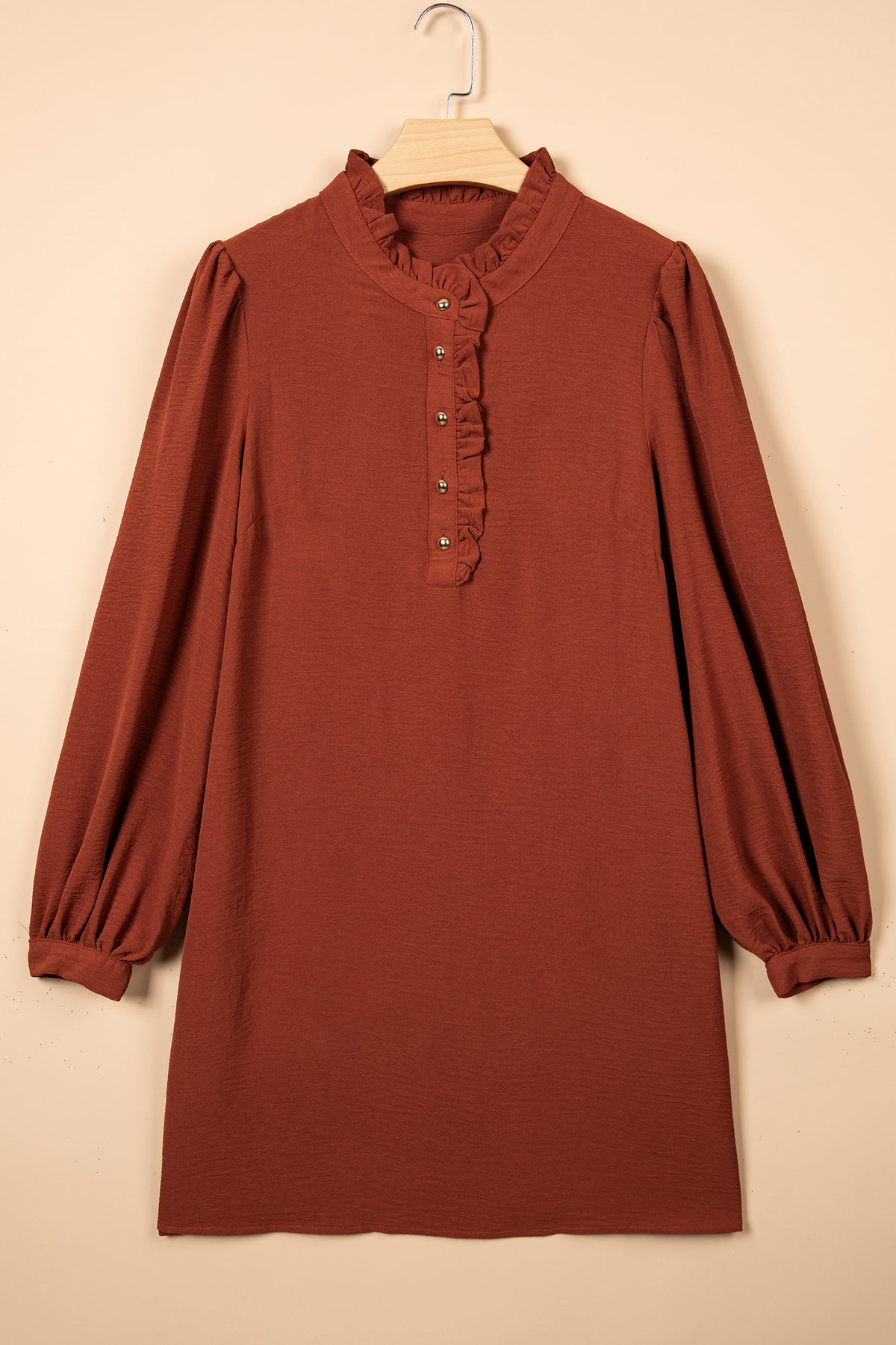 Vestido corto de una pieza, de manga larga y color café sólido.