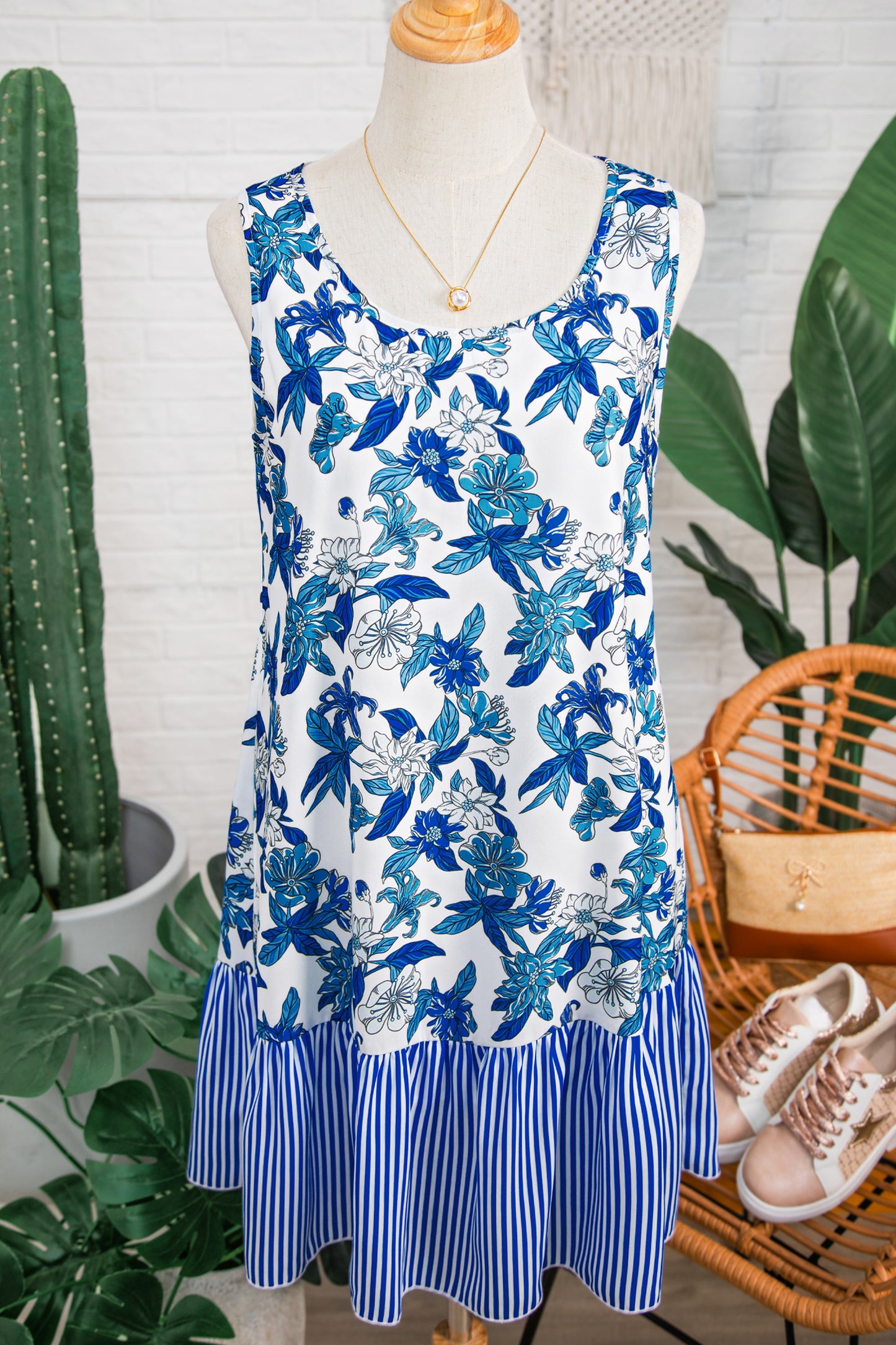 Vestido de patchwork con estampado floral azul cielo, cuello en U, sin mangas, a rayas y bajo con volantes - Bego Fashion