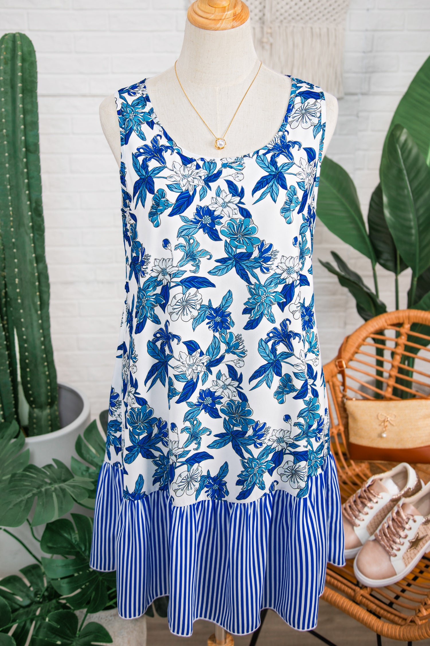 Vestido de patchwork con estampado floral azul cielo, cuello en U, sin mangas, a rayas y bajo con volantes - Bego Fashion