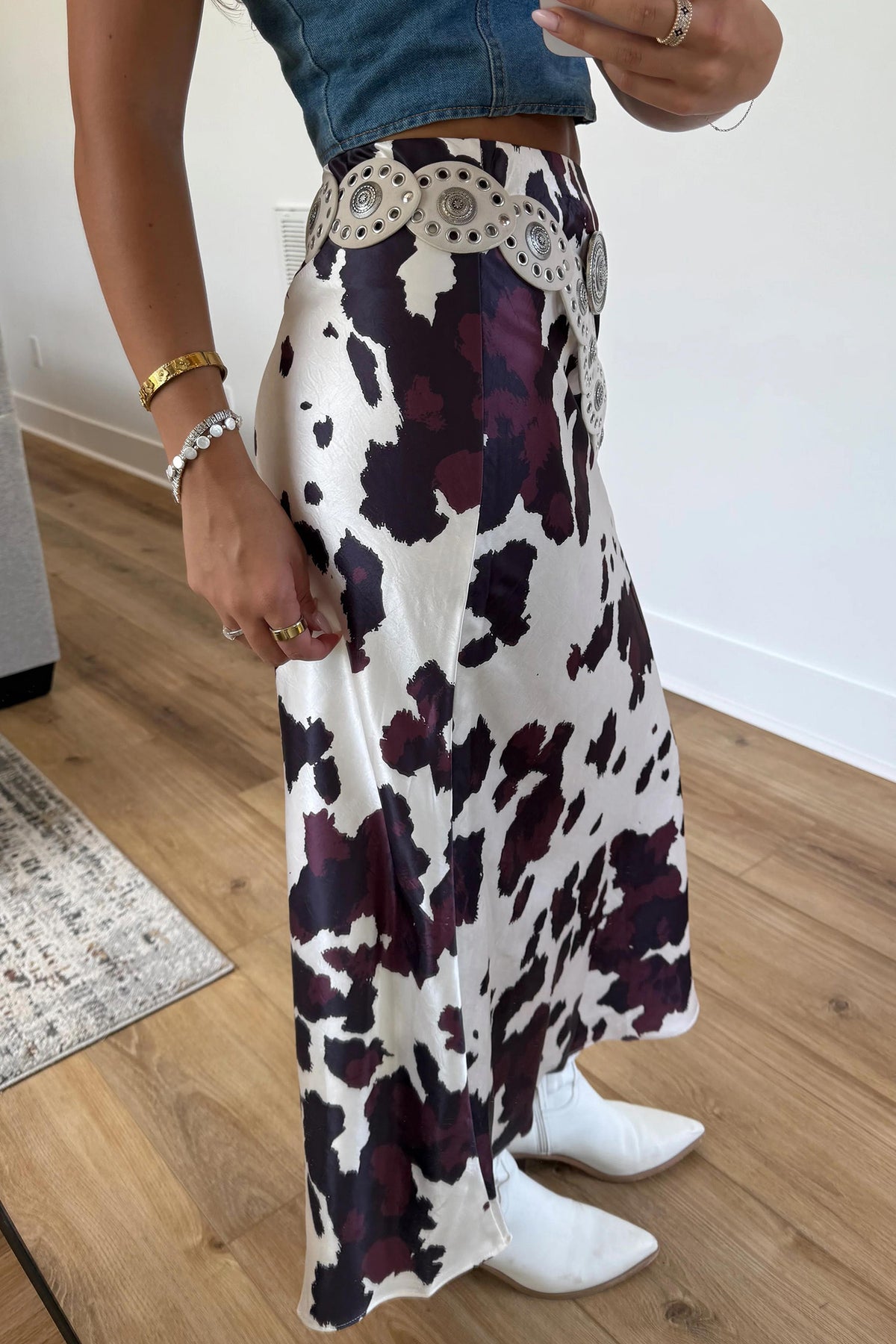 Falda larga estilo western con estampado abstracto marrón y cremallera metálica en la cintura, ideal para uso diario.