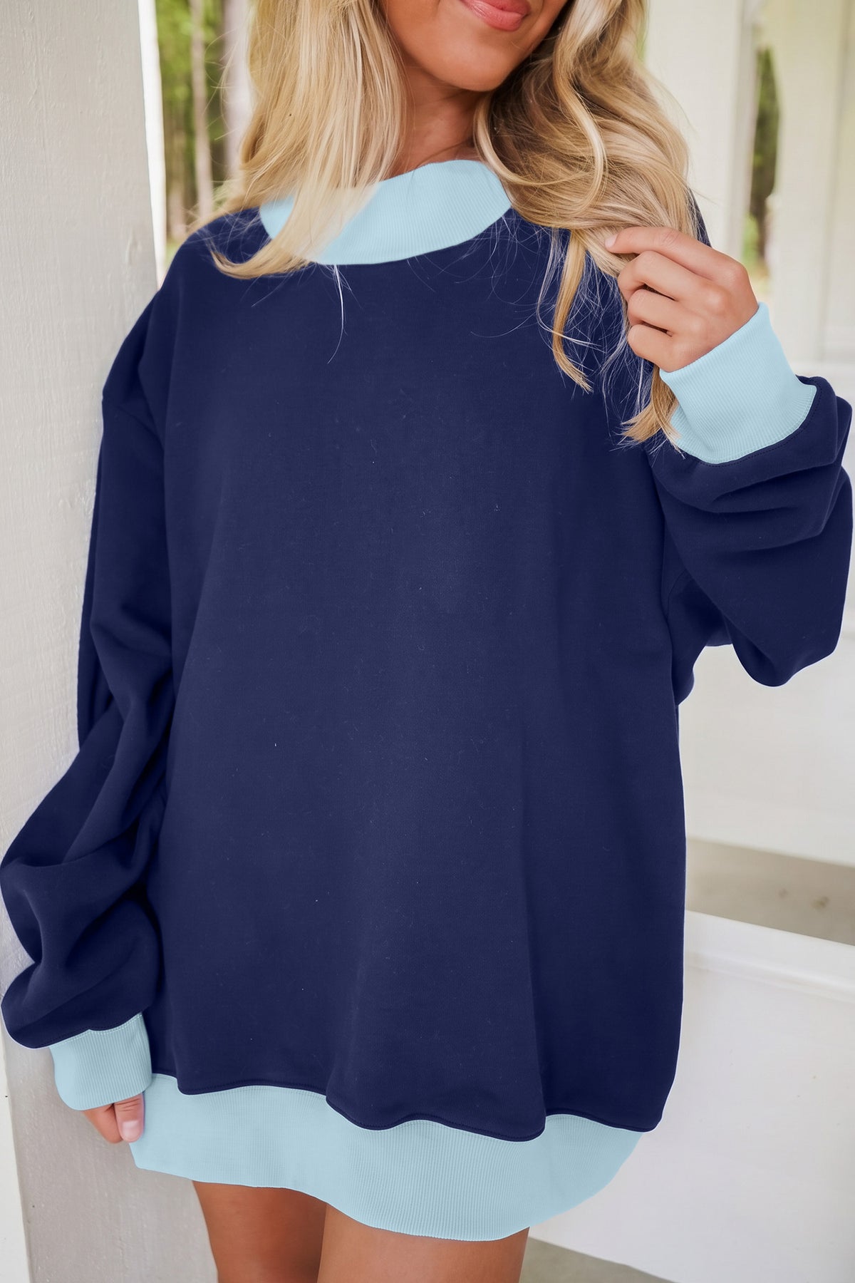 Sudadera de cuello redondo y manga larga en azul sucio con diseño de bloques de color y ribetes