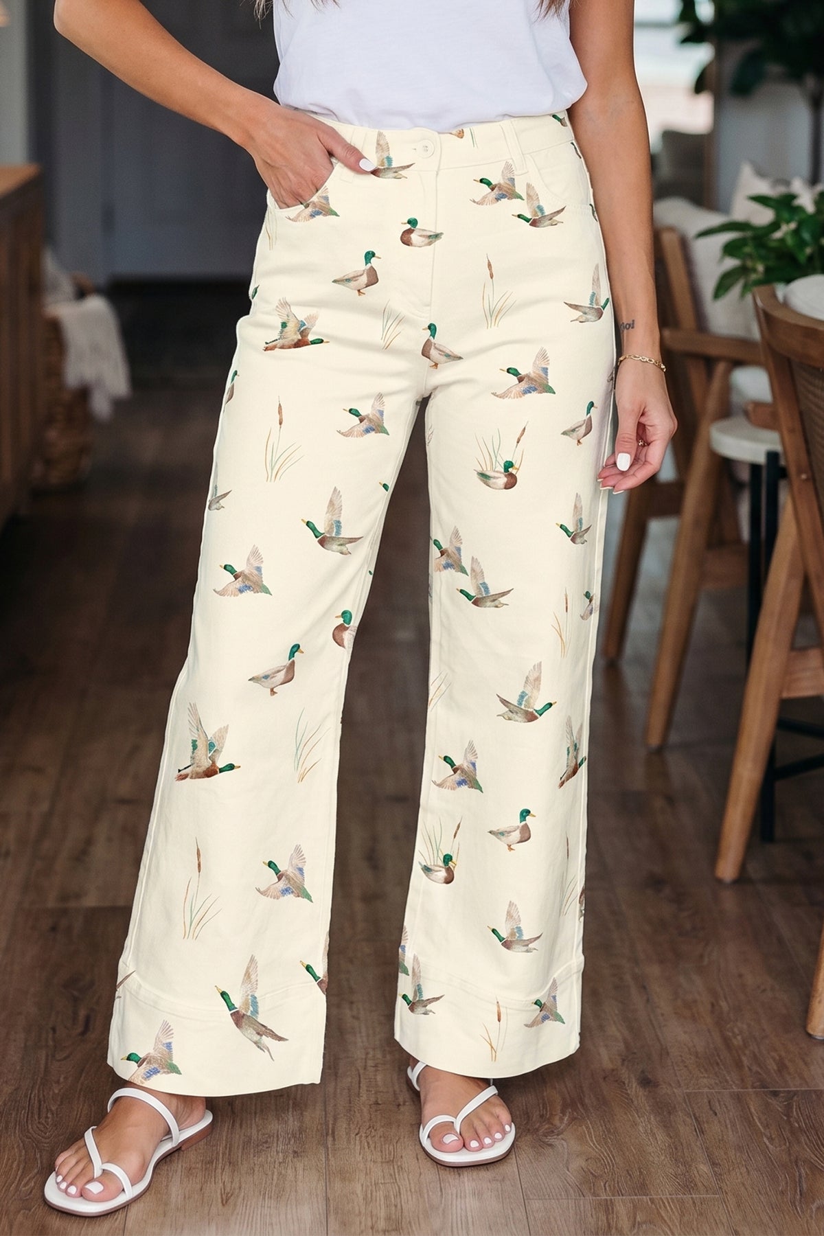 Vaqueros beige elegantes con estampado de patos y bajo con puños