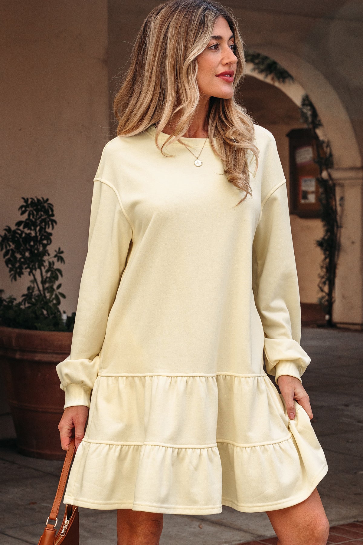 Minivestido holgado de manga larga en color beige con doble volante en el bajo