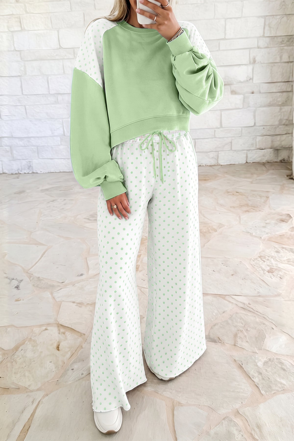 Conjunto casual de dos piezas con pantalón y manga larga, estilo patchwork y bloques de color, en color caqui con estampado de lunares.
