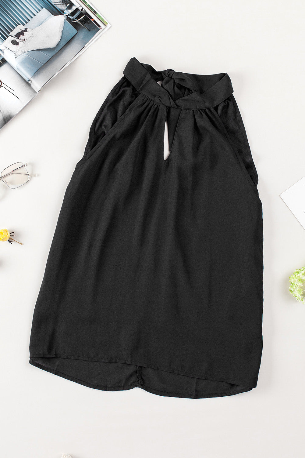 Camiseta negra con cuello halter y abertura en la boca - Bego Fashion