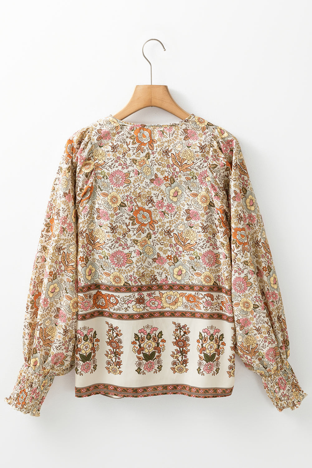 Blusa amarilla con estampado floral, cuello anudado y mangas farol