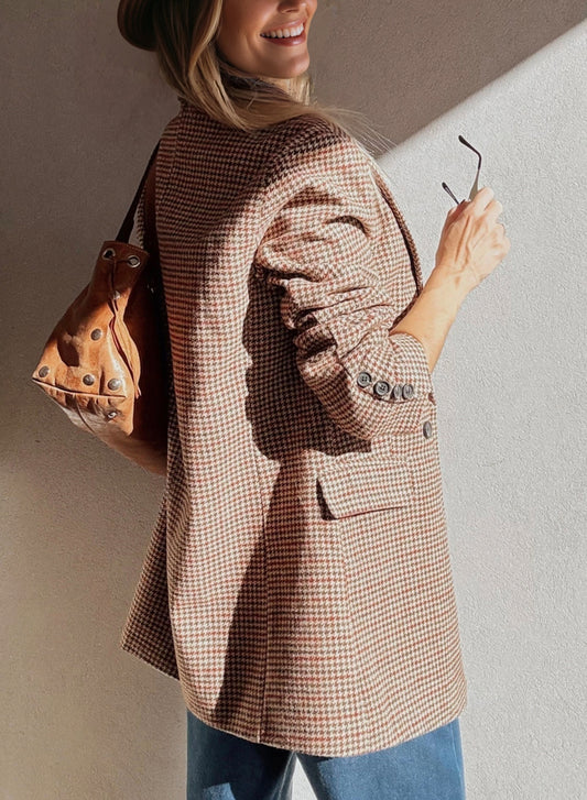 Blazer marrón con cuello de solapa y estampado de pata de gallo