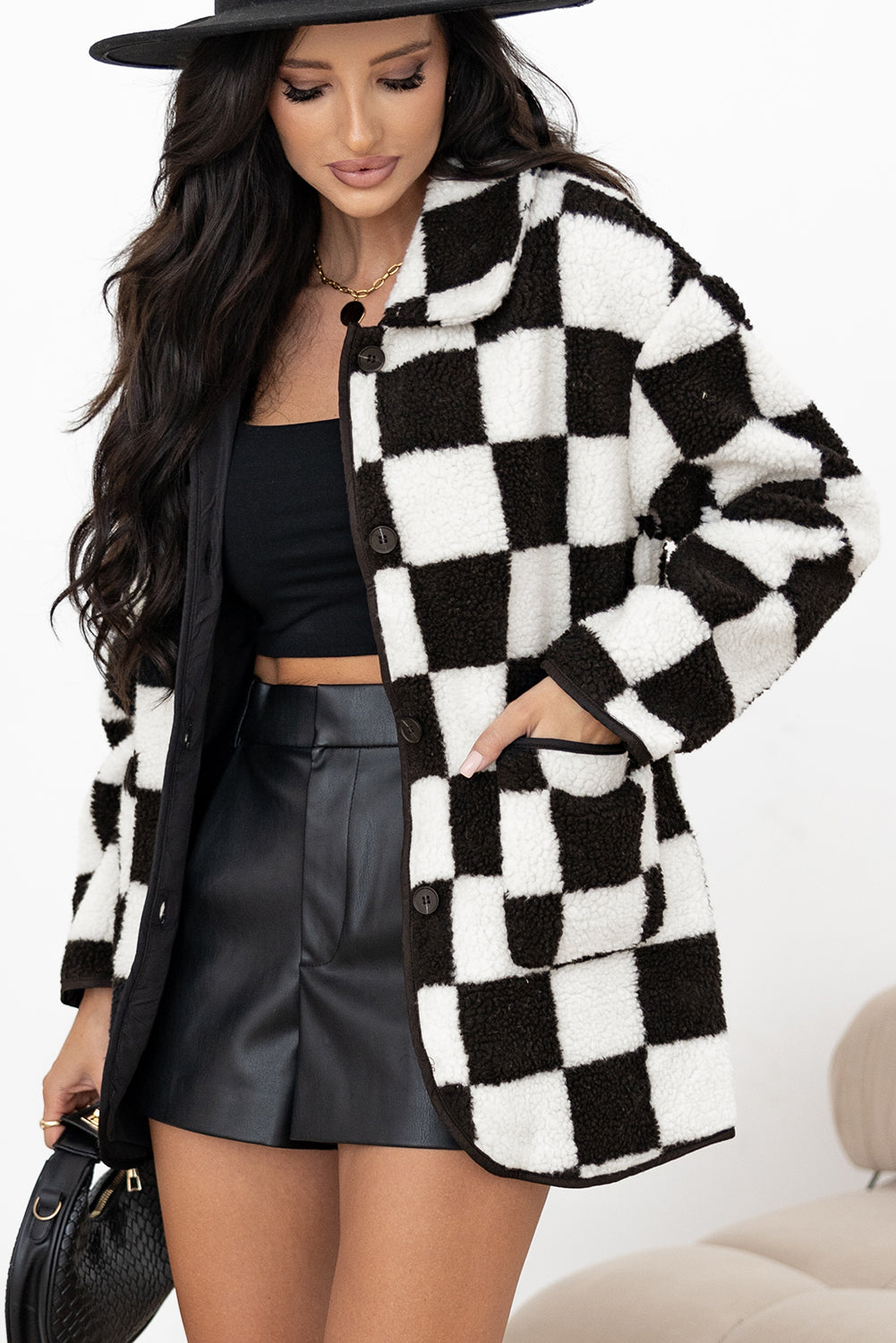 Chaqueta de forro polar negra a cuadros con cuello, botones y bolsillos laterales