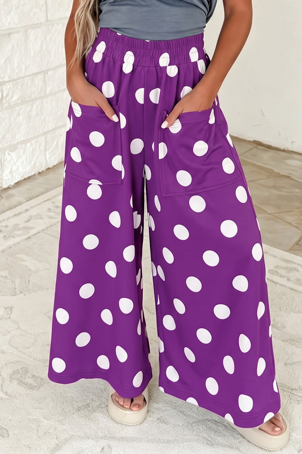 Pantalones informales de pernera ancha, con cintura elástica y estampado de lunares sobre fondo azul