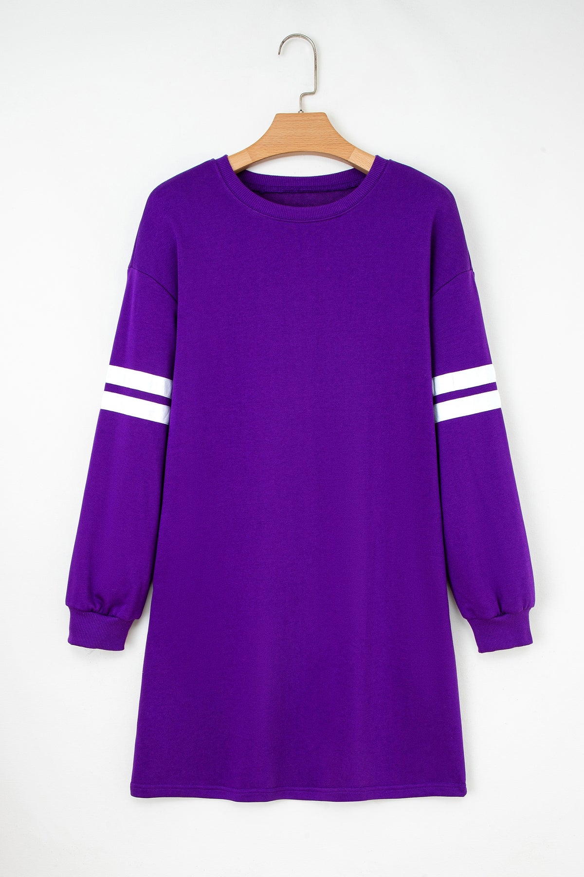 Vestido tipo sudadera de corte recto en azul celeste con mangas en contraste y acabados de canalé