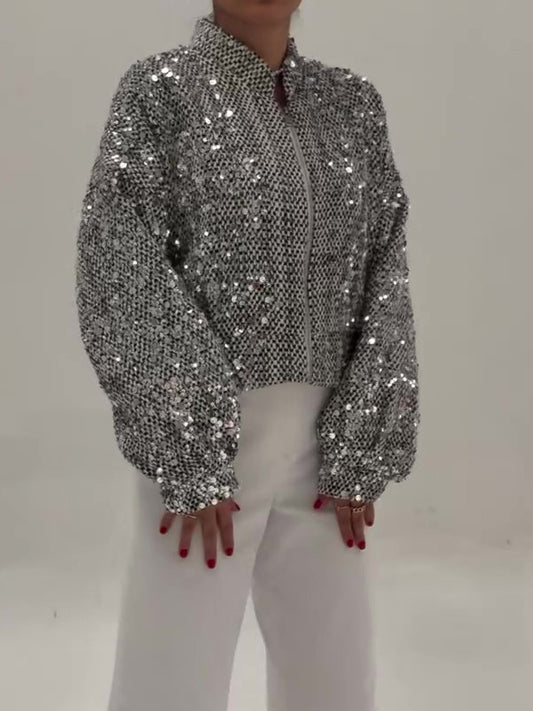 Chaqueta corta de lentejuelas plateadas con silueta oversize y cierre frontal de cremallera. - Bego Fashion