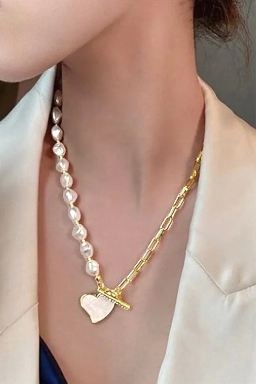 Collar de perlas y eslabones dorados con dije de corazón, moda elegante para mujer