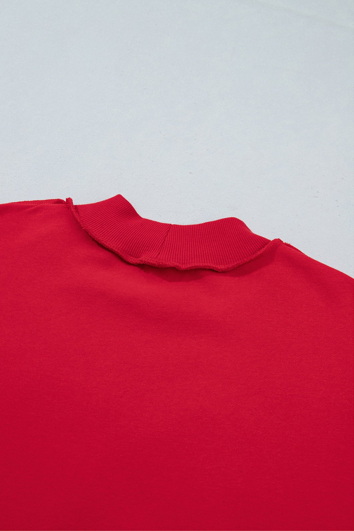 Sudadera holgada de color marrón oscuro con cuello alzado y estampado del eslogan «Jesus Saves»