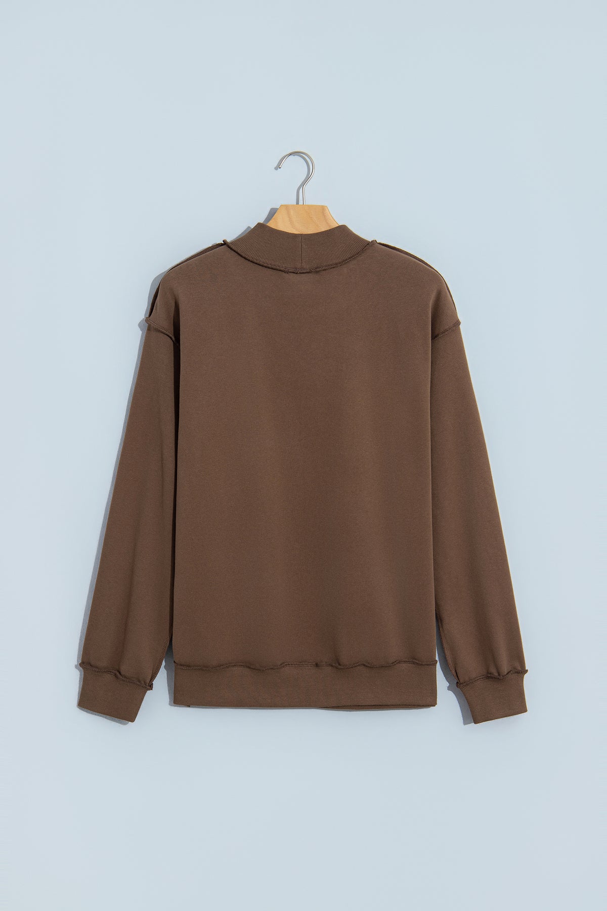 Sudadera holgada de color marrón oscuro con cuello alzado y estampado del eslogan «Jesus Saves»