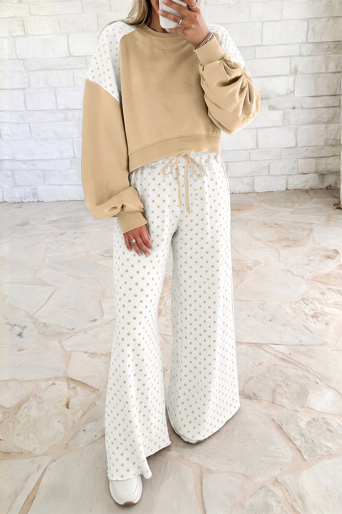 Conjunto casual de dos piezas con pantalón y manga larga, estilo patchwork y bloques de color, en color caqui con estampado de lunares.