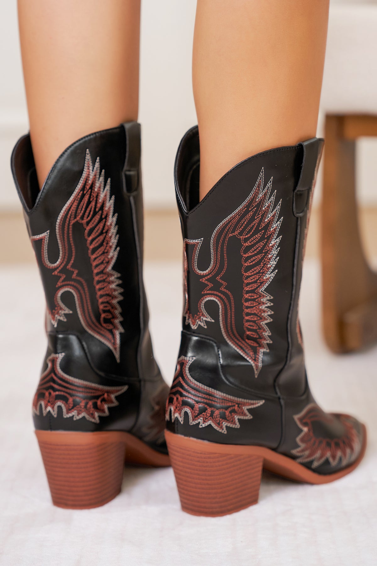 Botas de piel sintética negra estilo western con bordado de águila