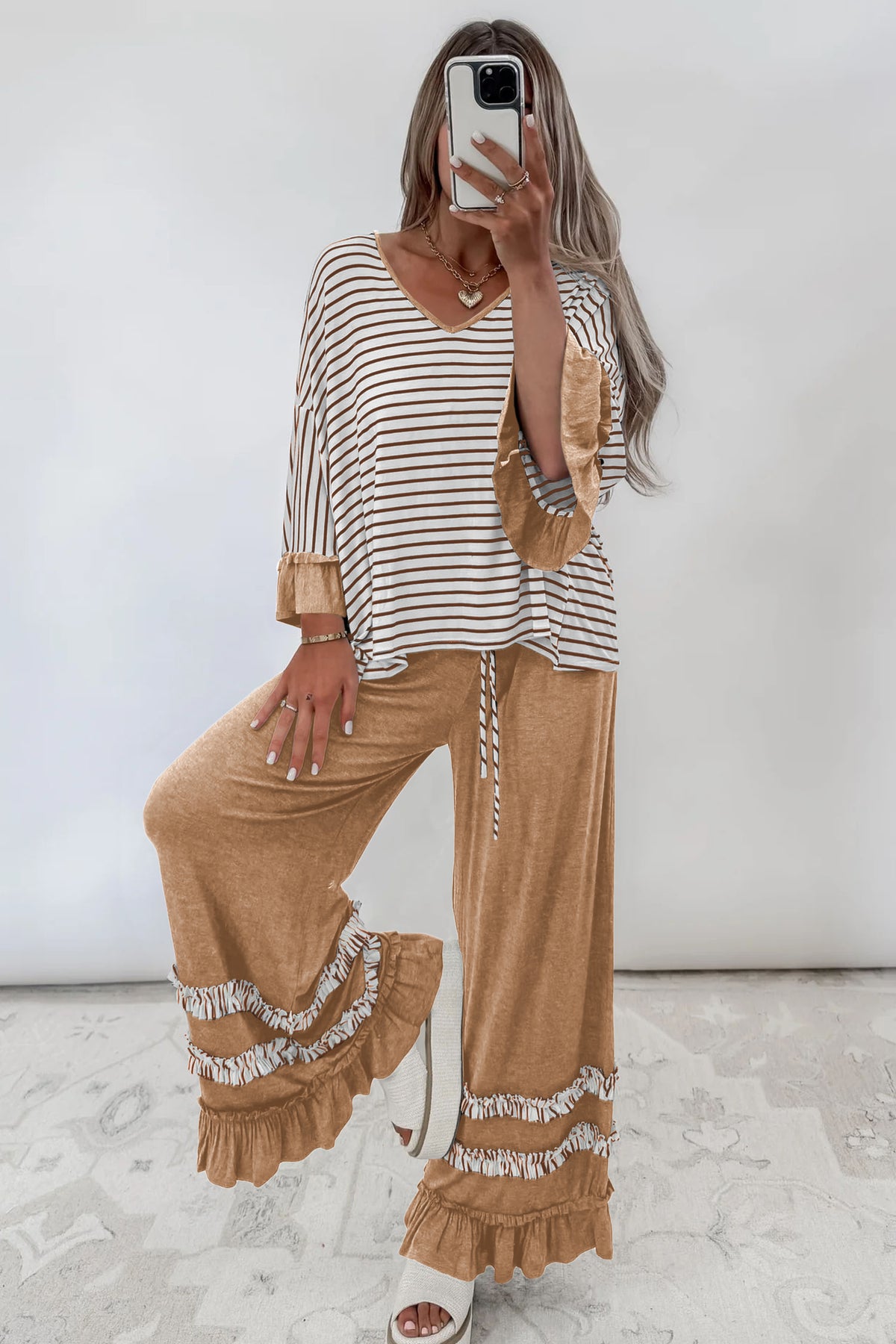 Conjunto de 2 piezas: top de rayas azules con cuello en V y mangas con volantes en contraste, y pantalón con cordón ajustable.