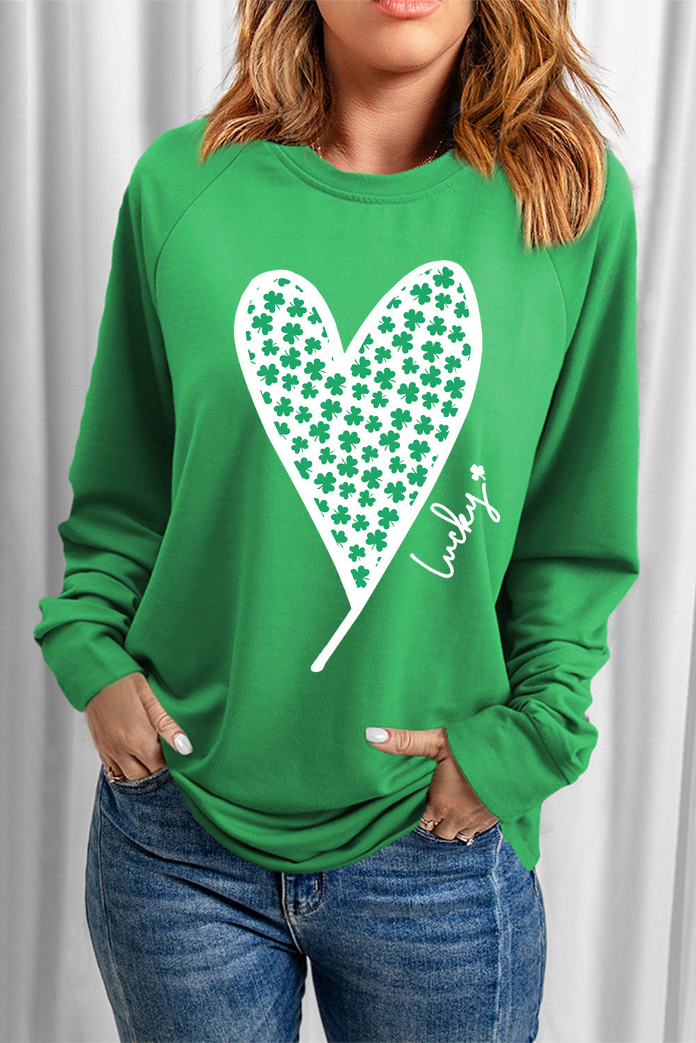 Sudadera de manga raglán con gráfico de corazón y trébol verde de la suerte
