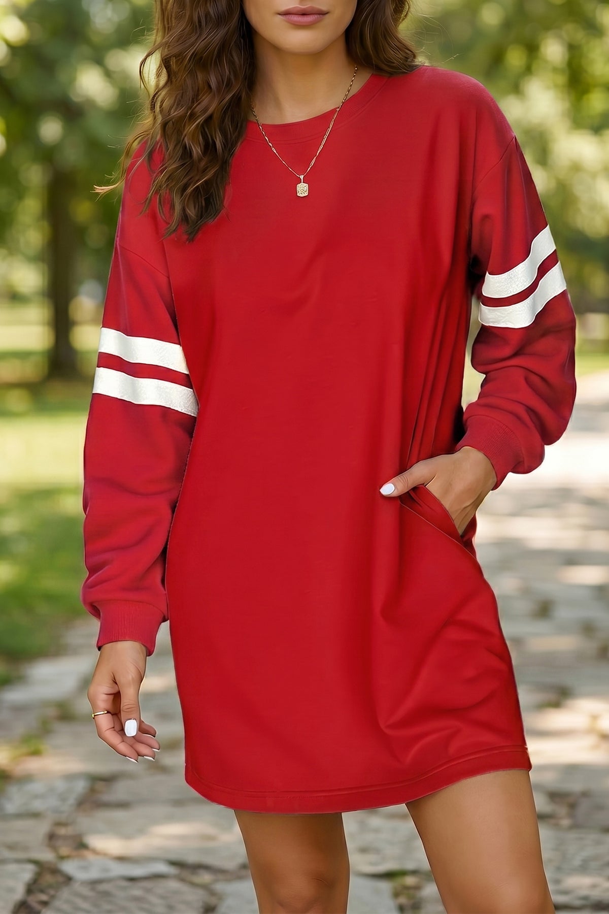 Vestido tipo sudadera de corte recto en azul celeste con mangas en contraste y acabados de canalé