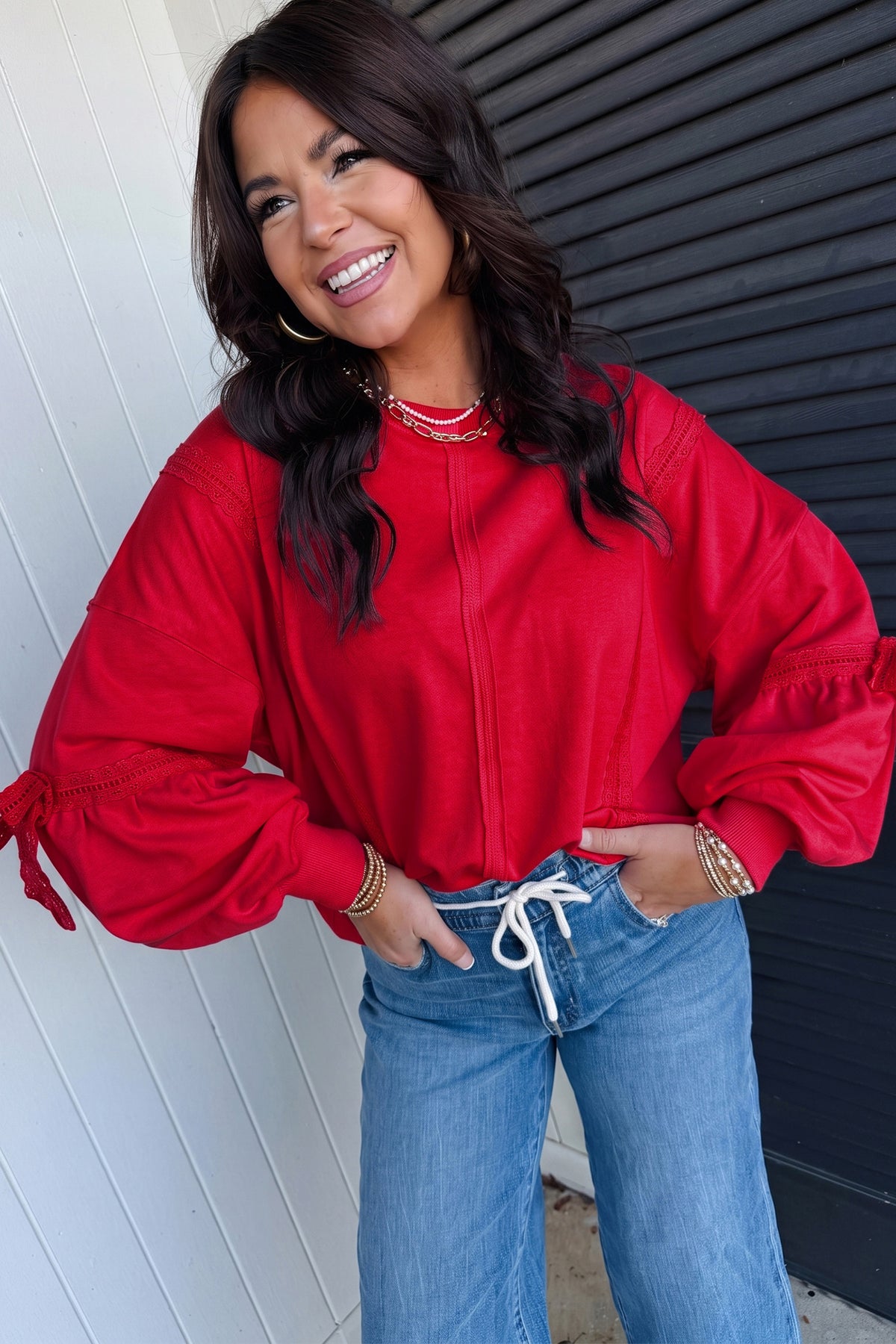 Sudadera informal y holgada de color rojo intenso, con costuras a la vista y detalles de encaje